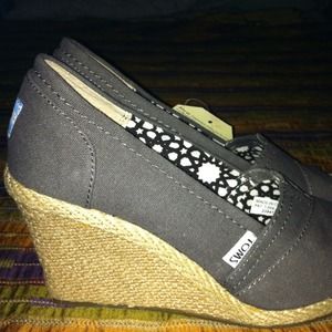 Toms canvas shoes🌻