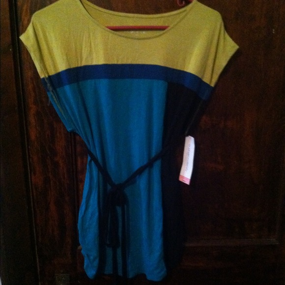 💢SOLD💢Liz Lange Maternity Top size S - Picture 2 of 4