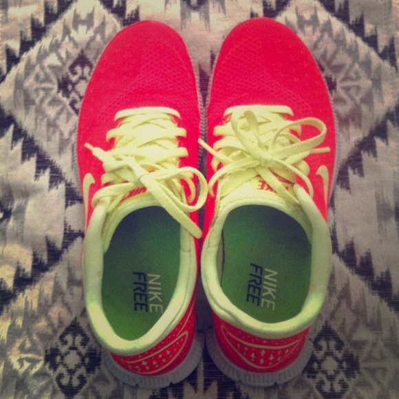 *Sold to laurenlavan* Nike free 4.0
