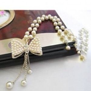 Bow Embellishment Pearl Necklace