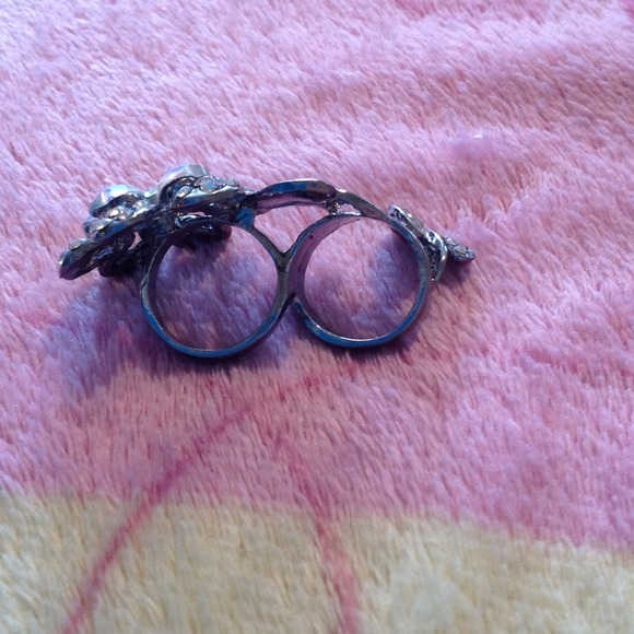 Two finger ring! - Picture 2 of 3