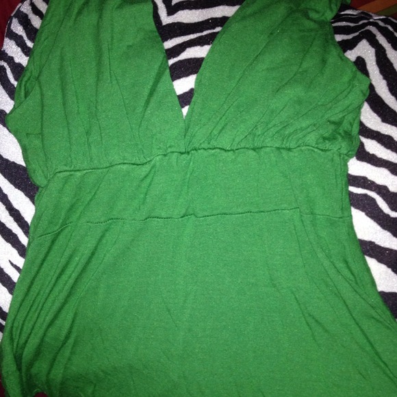 In love with this Kelly green top!!