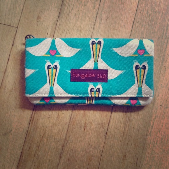 Adorable Eco friendly bungalow 360 pelican wallet