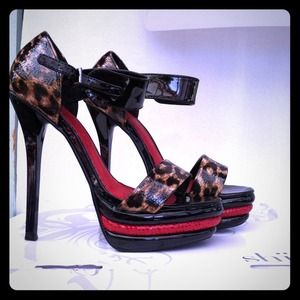 **SOLD** shi by journe's women hills size 7 m