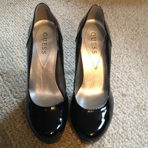 Black guess pump shoes