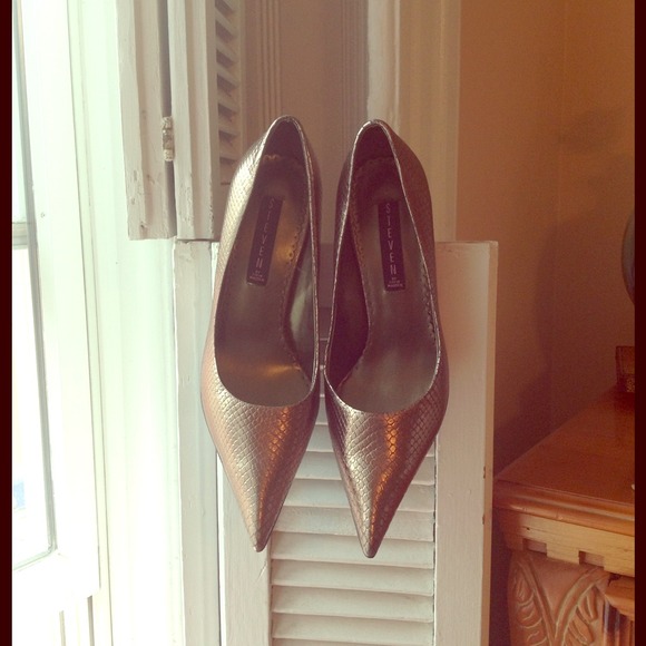 REDUCED NWT Steven by Steve Madden pewter heels