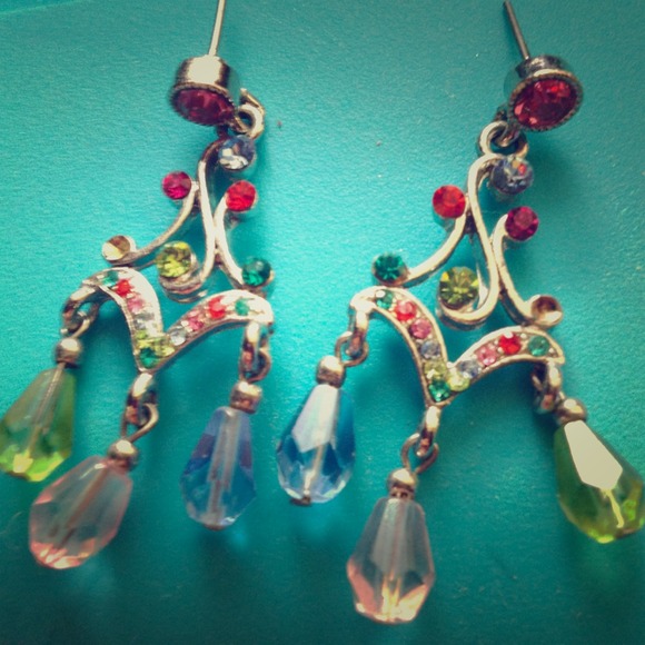 Adorable crystal dangling earrings! - Picture 1 of 2