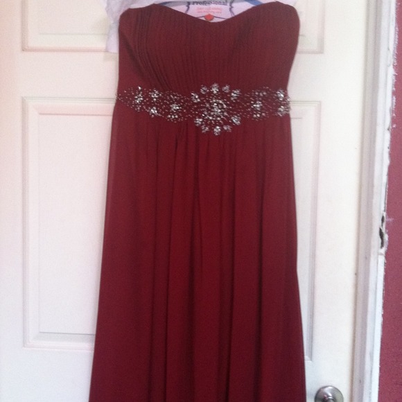 Burgundy all occasion gown - Picture 1 of 1