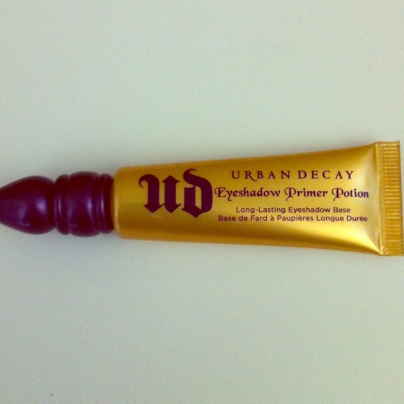 Yellow gold eyeshadow primer