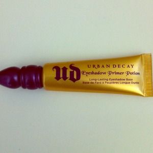 Yellow gold eyeshadow primer