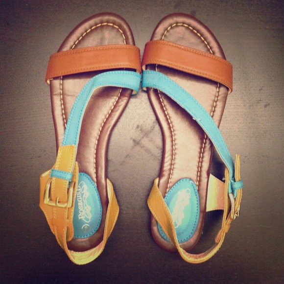 Blue and brown strapped sandals.💕