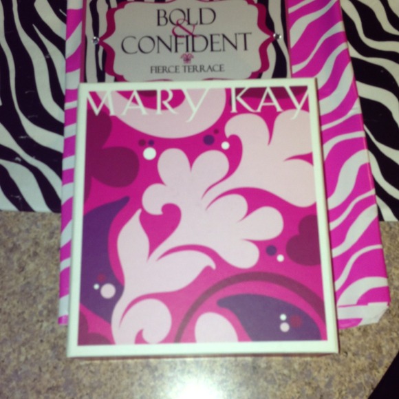 Mary Kay Romantic Petals Body Care Set - Picture 1 of 3