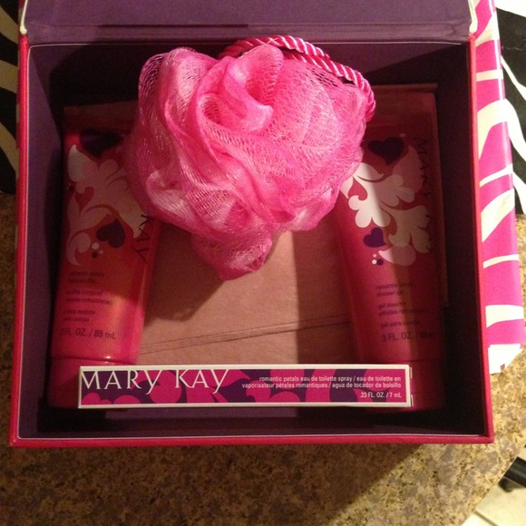 Mary Kay Romantic Petals Body Care Set - Picture 2 of 3