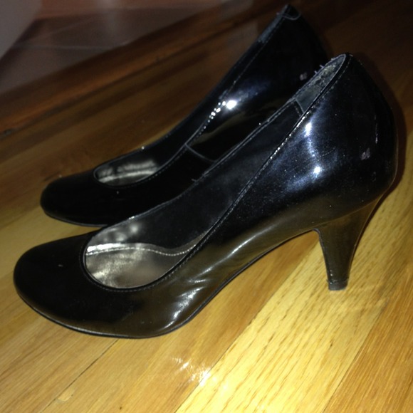 Black patten leather kitten heels - Picture 2 of 2
