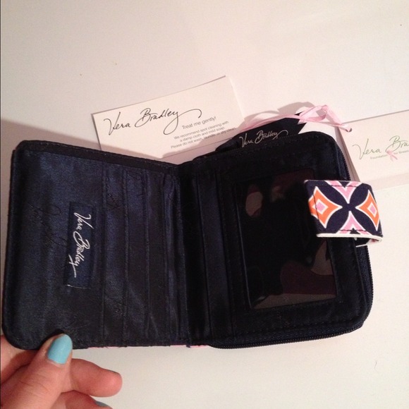 ⛔SOLD⛔Vera Bradley wallet - Picture 2 of 3