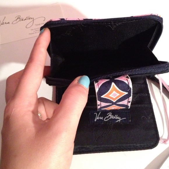 ⛔SOLD⛔Vera Bradley wallet - Picture 3 of 3