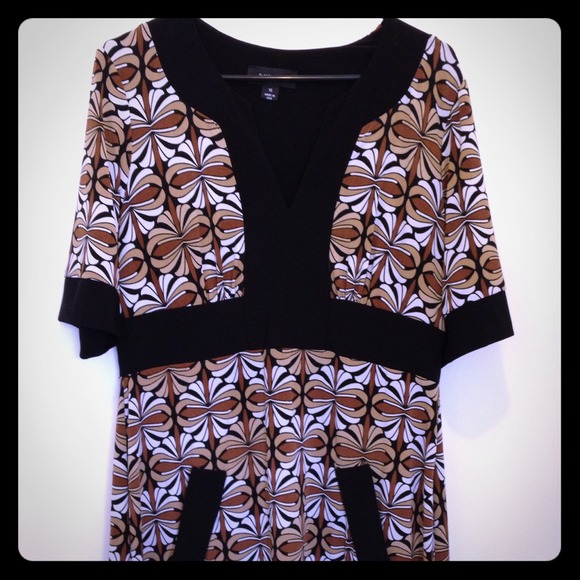Beautiful stretchy dress w/ floral patterns.