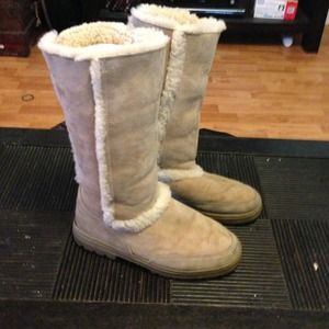 Women's sand color Uggs (real)