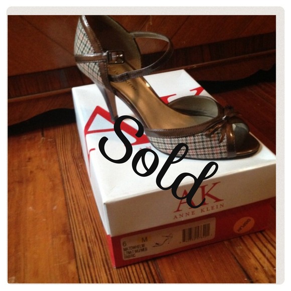 Peep-toe shoes - Picture 1 of 4