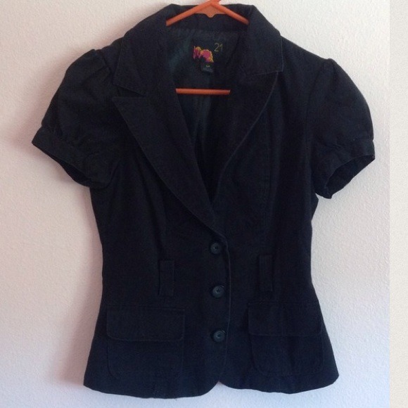 Black short sleeve blazer.🎀