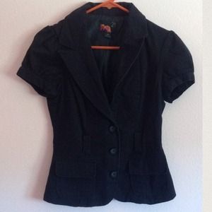 Black short sleeve blazer.🎀