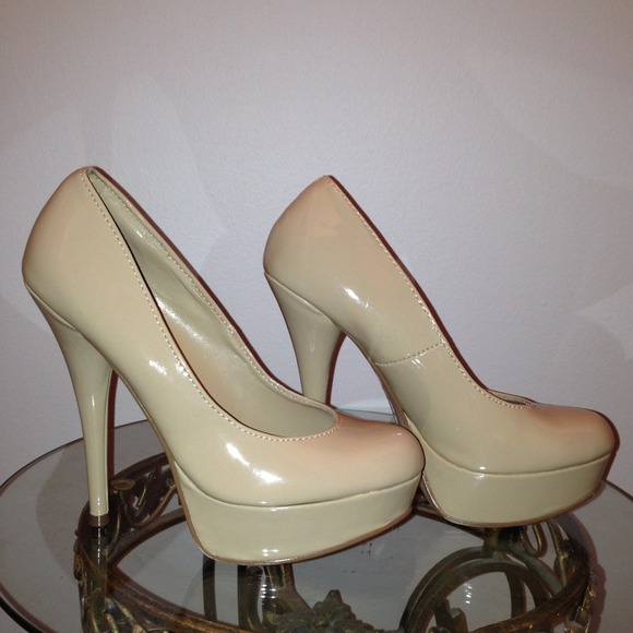 Nude platform pumps
