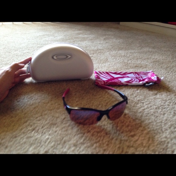 Very nice never worn oakleys