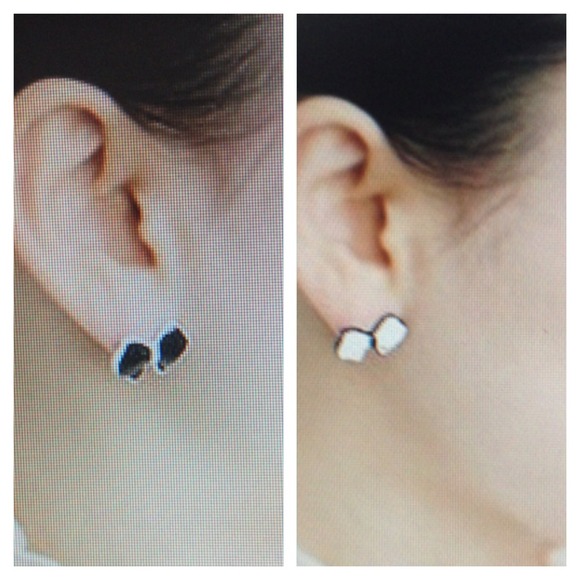 Black and white mismatched bow earrings - Picture 2 of 3