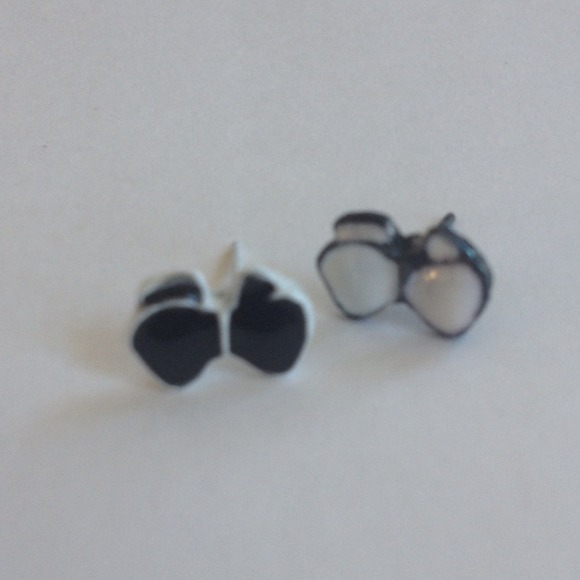 Black and white mismatched bow earrings - Picture 3 of 3