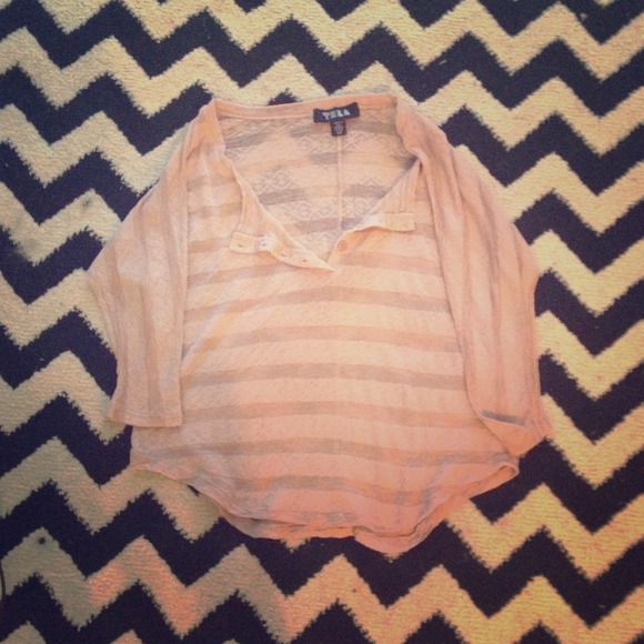 SOLD IN BUNDLE 👚👜 Peach floral lace flowy shirt.