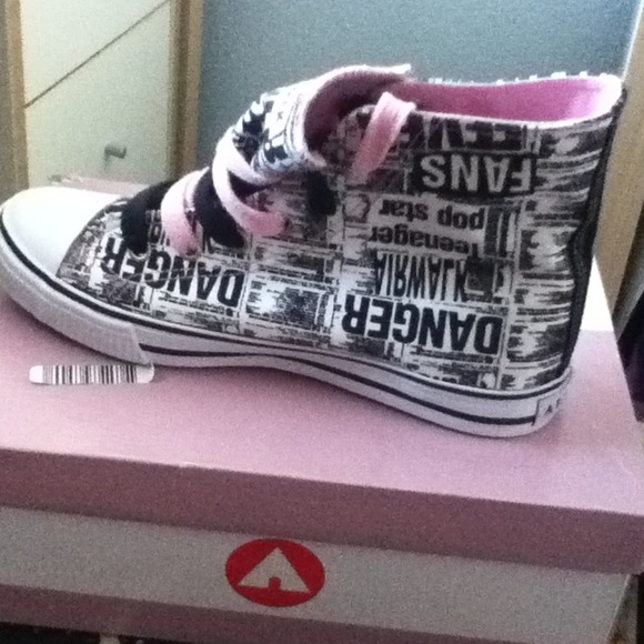 REDUCED!! NEW Airwalk newspaper print high tops