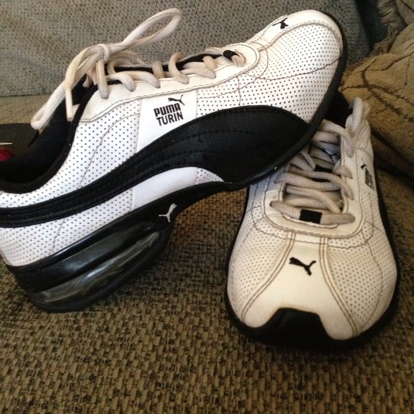 Size 4Y Puma Tennis shoes $10 if using PayPal - Picture 2 of 2