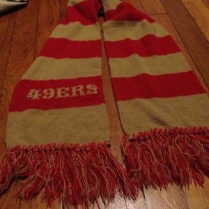 Warm 49ers scarf, very cute !