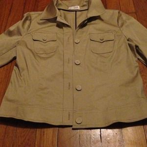 Trendy button up tan jacket😊