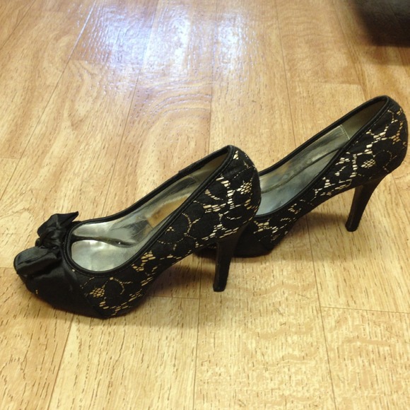 Cute peep toe lacy shoes!