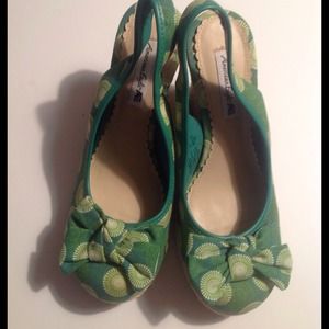 Cute green American Eagle wedges