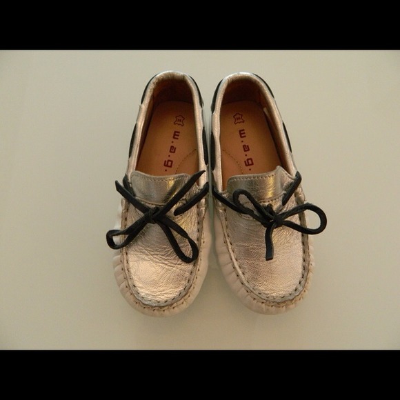 Wag kids leather loafers sz 9.5 white/ silver.mint
