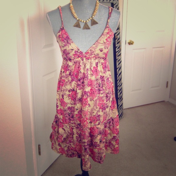 Dresses & Skirts - ⬇️CLEARANCE⬇️ Floral low cut MIDI dress