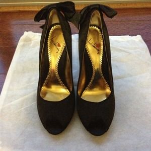 ModCloth black satinique pumps with back bow