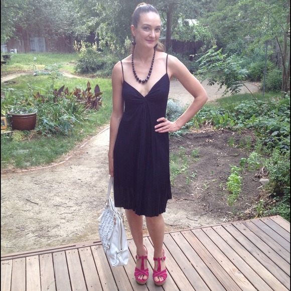 Simple Sisley black dress