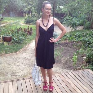 Simple Sisley black dress