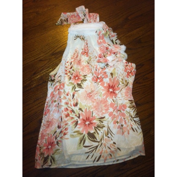 🌸SOLD🌸 Halter style floral blouse.