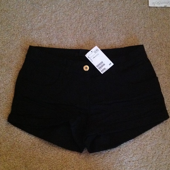 H&M black shorts