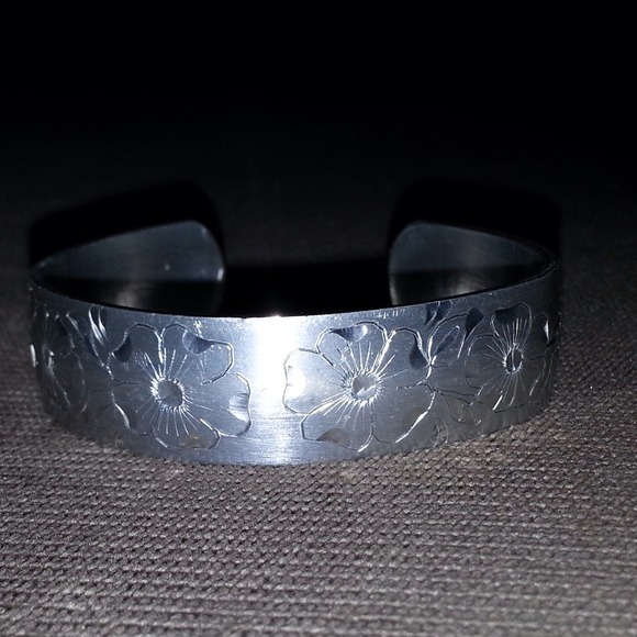 Silver flower engraving bracelet