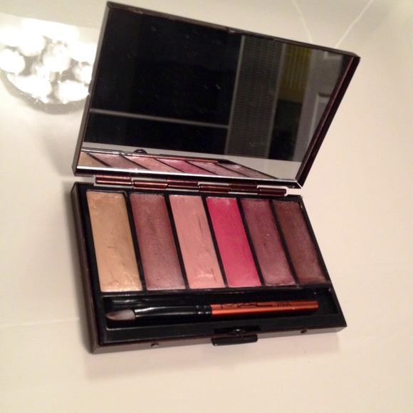 MAC lips palette