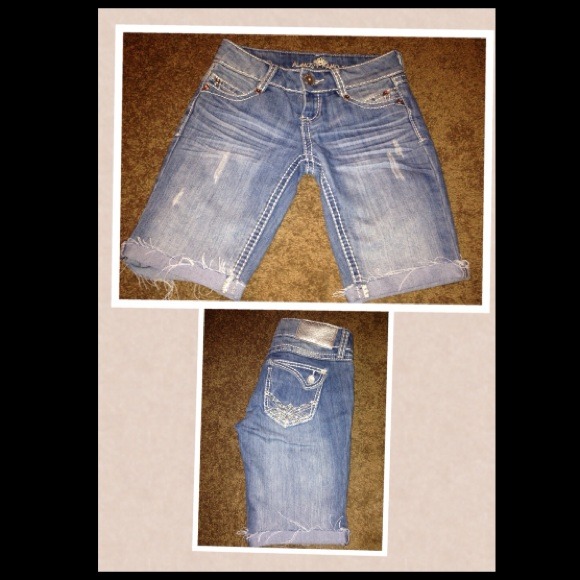 Almost famous Capri cropped jeans