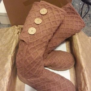 Chestnut lattice cardi uggs😁 (pp $135 or less )