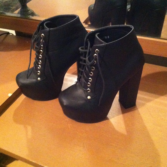 Black booties size 6.  On HOLD for @maitai87
