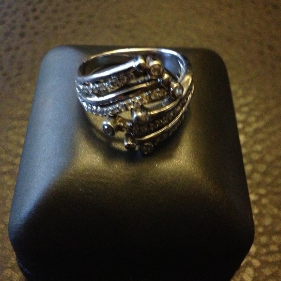 Size 9 sterling silver cubic zirconia ring - Picture 2 of 4