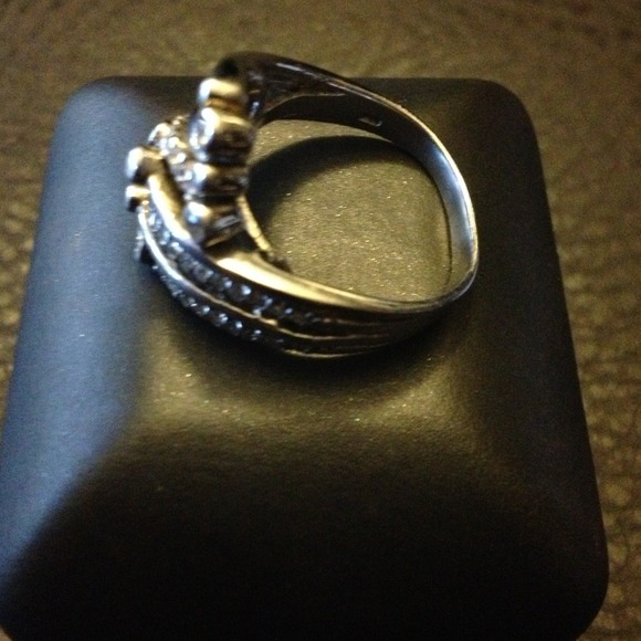Size 9 sterling silver cubic zirconia ring - Picture 3 of 4